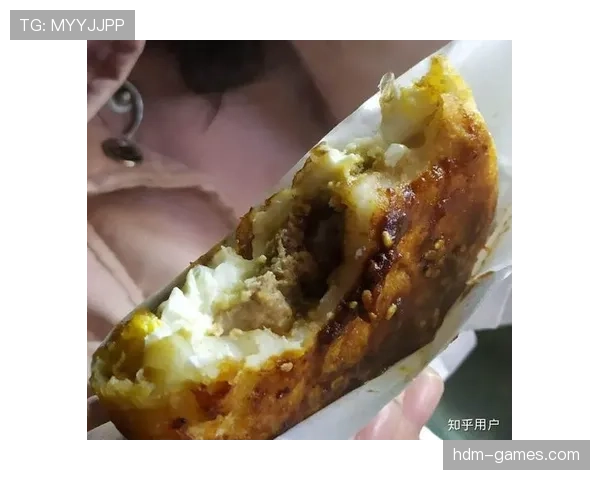 刷到廖秋云街拍：拎着名牌袋子啃廉价汉堡，赛场上的钢铁女郎形象瞬间崩掉